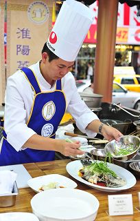 粤菜金奖得主罗子昭在参赛中