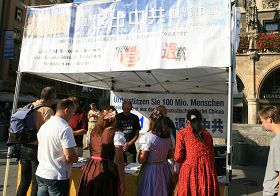 慕尼黑的玛琳广场上,人们关心在中国发生了什么事