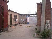 院内白色铁门是保定市新建洗脑班(白底红字牌子:保定市新市区法制教育学校)