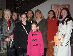 '部份来看演出的剑桥舞蹈学校师生，黛安（左四），艾米莉（右一），黎丽（右三）'