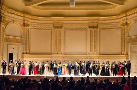 在颁奖典礼上,大赛选手们与世界顶级歌剧演唱家马塞洛.乔达尼(Marcello