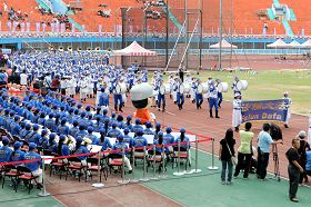 身着古装，雄壮威武的天国乐团演奏“法轮大法好”，引领选手们与会旗进场。