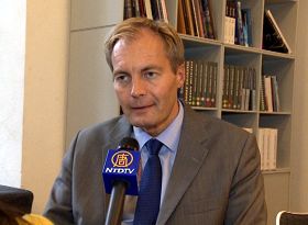 '丹麦议员彼得·斯高如普就中共活摘器官一事，接受新<span