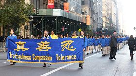 二零一二年纽约老兵节游行中法轮功学员的队伍