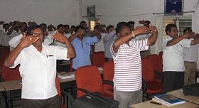 '南环铁路培训学院的在培官员在学炼法轮功'