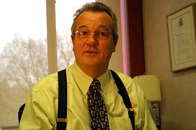 加拿大安省议会议员希利尔说：“有目的地从非自愿的人身上摘取器官，没有人可以容忍。”