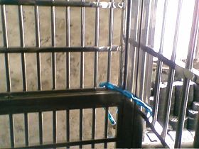 '朱桂林弟弟家门前紧闭上锁的铁门,朱桂林被非法拘禁了二十多天'