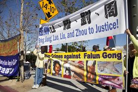 '二月十七日，习*近*平访洛杉矶的第二天，继续遭遇大规模抗议。法轮功学员在习*近*平下榻的洛杉矶万豪酒店对面马路上，拉起横幅标语，责令停止迫害、严惩元凶江泽民、周永康、刘京、罗干。'