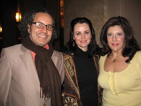 '美学家海特·杰姆特尔（Heather Jemtile）（中）与朋友们观看了19日的演出，她说神韵的演员超凡脱俗。（摄影：木容芳／大<span