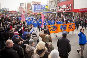 法轮功学员参加纽约法拉盛新年游行,受到热烈欢迎