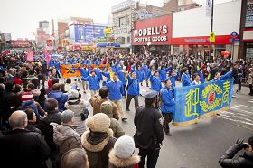 法轮功学员参加纽约法拉盛新年游行,受到热烈欢迎