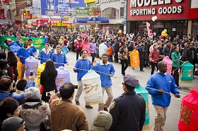 西人法轮功学员手持节日的灯笼,上书“法轮功,真善忍”,欢喜贺春