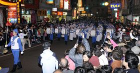 二百位法轮功学员组成的天国乐团，神采奕奕，阵容浩大，许多民众冲出封锁线上前拍照。