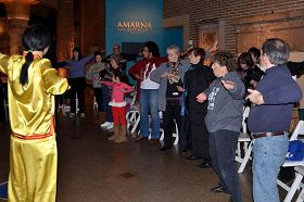 '法轮功功法演示激起了众多民众的兴趣。许多人兴致勃勃地跟着学员认真学起了炼功动作。'