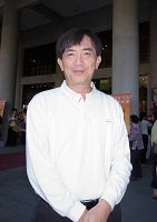 高雄市市政府秘书长吴宏谋:看完神韵,心情很快乐,觉的人生很光明。