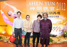 '台湾小故宫森磊观博物馆馆长陈学明博士(右一)与家人'