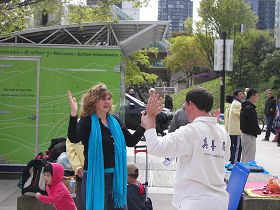 听完学员介绍,路人现场就开始学炼法轮功