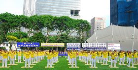 法轮功学员在集体炼功