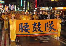 腰鼓队的鼓声让民众精神为之一振