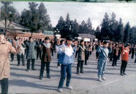 陵园集体炼功(右)