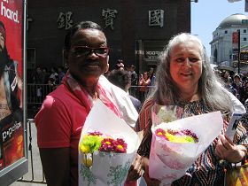 纽约居民Dora说:“在纽约三十多年了,第一次看到这么美好展现的游行,真的很高兴,给我和朋友在唐人街合个影留念。”