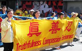 韩娜(中)不惧迫害坚持信仰,抓紧时间告诉人们真相。