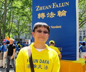 来自新加坡的郑先生不理会中共诋毁法轮功的宣传,与妈妈一起走入修炼法轮功。