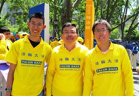 来自新加坡的陈先生和翁先生全家修炼法轮功,身心受益良多。