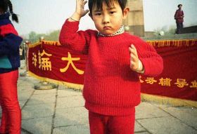 一九九九年四月初,几个炼功点的近千名法轮功学员在沈阳和平广场晨炼——炼功人群中的孩子。