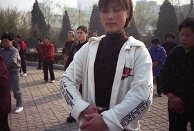 一九九九年四月初,几个炼功点的近千名法轮功学员在沈阳和平广场晨炼——炼功人群中的大学生。