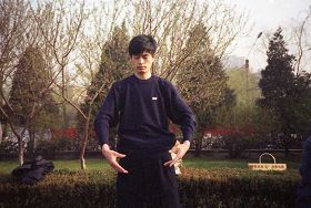 一九九九年四月初,几个炼功点的近千名法轮功学员在沈阳和平广场晨炼——炼功人群中的青年人。