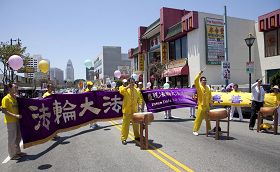 '洛杉矶的法轮功学员举行声援一亿一千六百万三<span