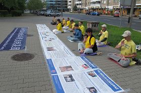 华沙中使馆门前法轮功学员静坐抗议中共迫害法轮功