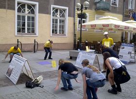 奥尔什丁学员向当地民众展示法轮功功法