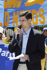 多位西人法轮功学员在集会上发言，他们以亲身经历告诉人们法轮大法的美好，及谴责迫害。