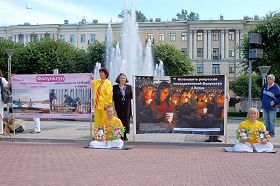 在火车站前广场上举办真相图片周活动,吸引路人了解真相