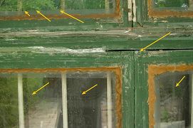 上图示：窗户上被喷淋上的屎尿汤留下的痕迹。