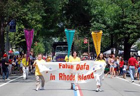 法轮大法学员在罗德岛州国庆游行中的队伍