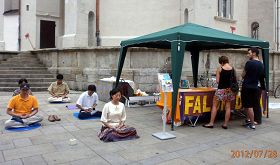 '法轮功学员在德国雷根斯堡市中心举办讲真相活动'