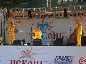 法轮功学员们在下新城的社区活动上演示功法