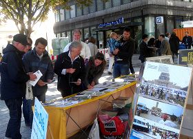 步行街街口的洪传大法真相摊位