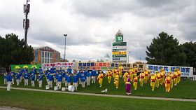 多伦多部份法轮功学员在太古广场举办三<span