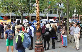 '民众驻足观看声援一亿三千万中国人“三<span