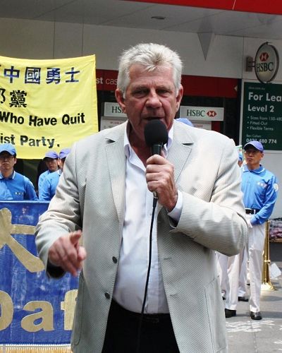 '人权活动家史蒂夫在悉尼声援三<span