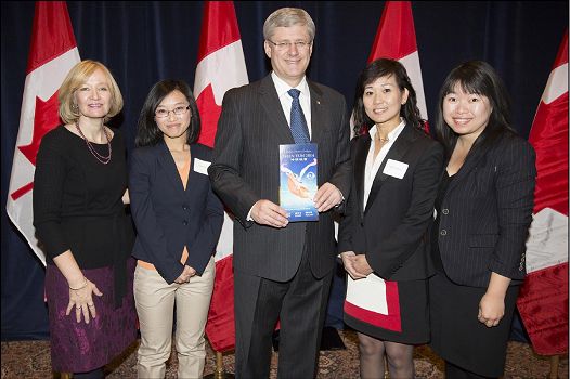 '图3：十一月二十八日，加拿大总理哈珀（中）在与少数媒体见面时，神韵晚会的媒体赞助方新<span