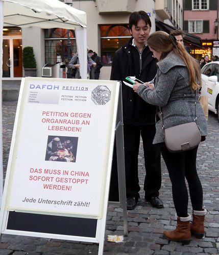'二零一三年十一月九日,在苏黎世 Hirschenplatz,人们纷纷签名谴责中共活摘器官'