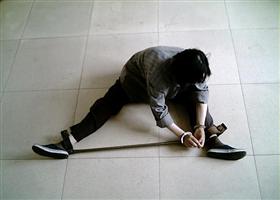 酷刑演示：戴铁支棍