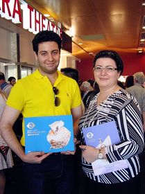 澳大利亚药剂师协会的官员扬恩斯(Younes)女士和儿子艾博(Rami Ibo)一起观看了神韵晚会。