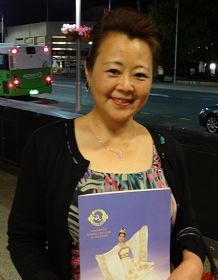 从中国大陆来澳探亲的李女士表示,从神韵晚会中看到了光明和希望。