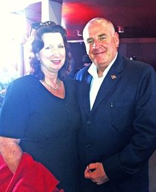 澳洲皇家海军高级军官斯凯兰(Des Scanlan)与律师太太维多利亚(Victoria)观看了二月十七日的堪培拉神韵演出。